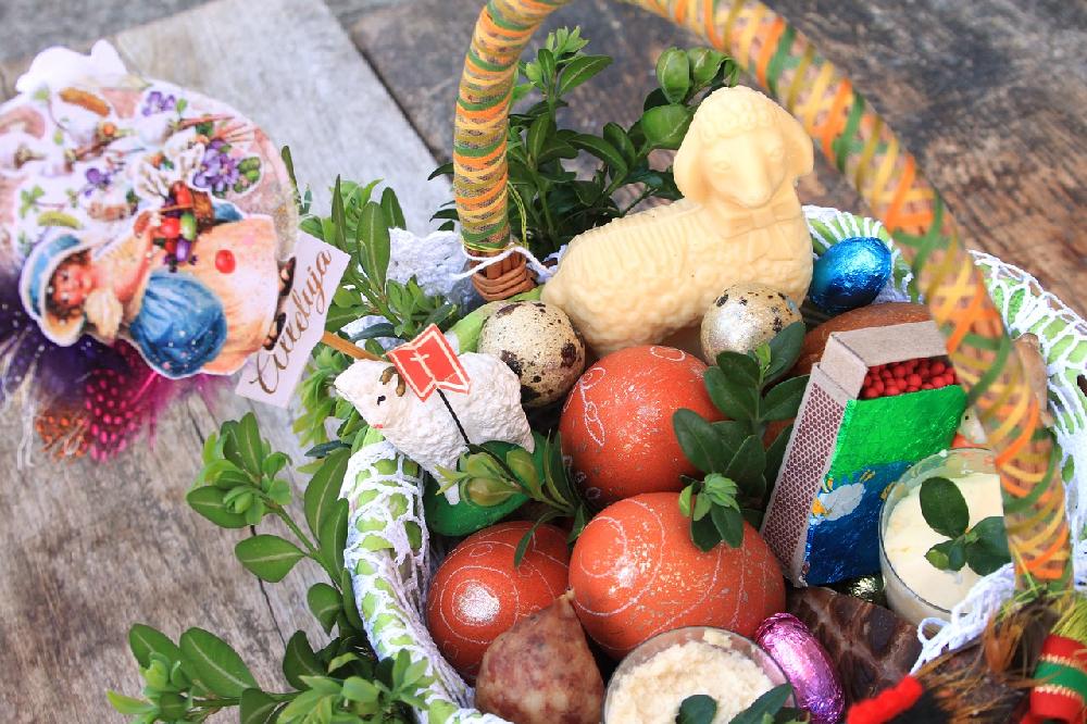 Popularne zwyczaje i tradycje związane z Wielkanocą.