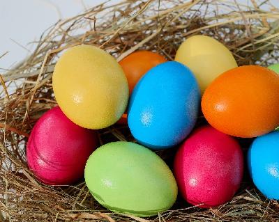 Popularne zwyczaje i tradycje związane z Wielkanocą.